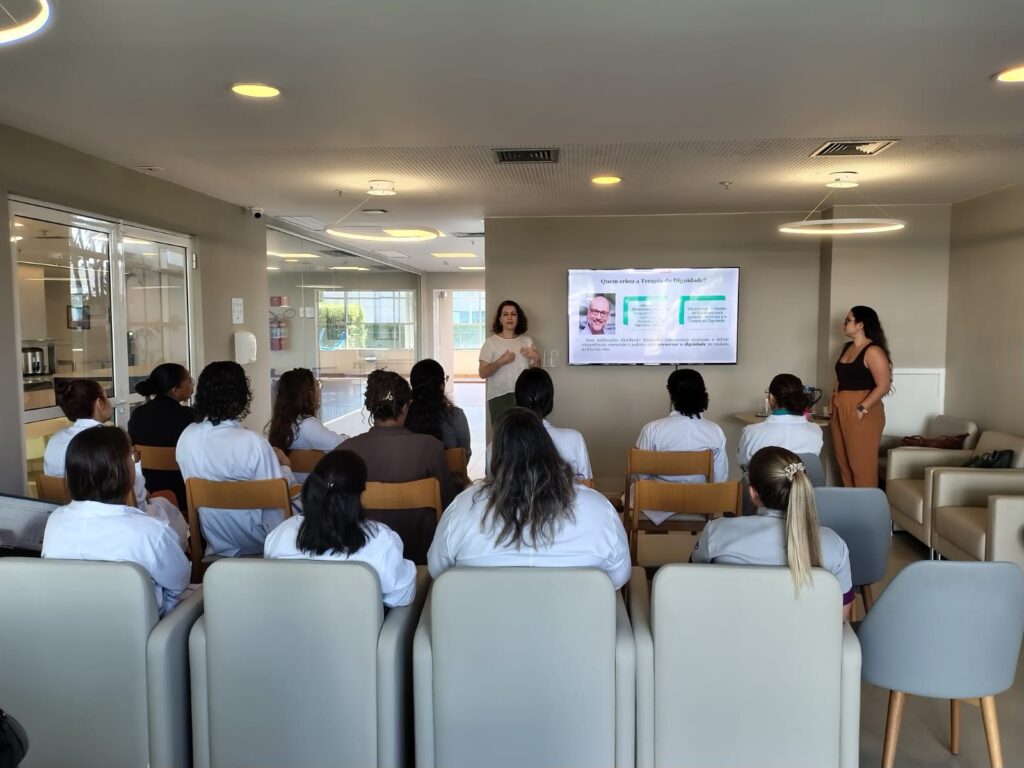 Aula sobre Terapia da Dignidade com psicólogas do INCA IV no Placi